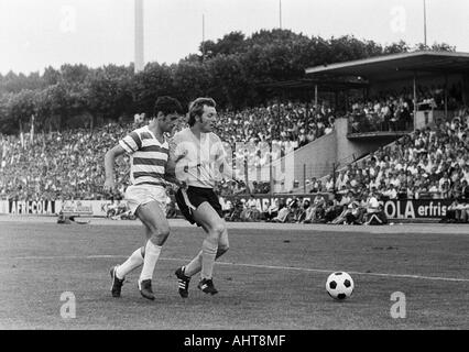 Fußball, Bundesliga, 1971/1972, Wedau Stadion Duisburg, MSV Duisburg vs. Borussia Dortmund 2:1, Szene des Spiels, Duell zwischen Hartmut Heidemann (MSV) links und Siegfried Koestler (BVB) Stockfoto