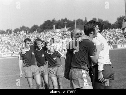 Fußball, Bundesliga, 1971/1972, Niederrhein Stadion, Rot Weiss Oberhausen gegen VfL Bochum 2:3, Bochum Fußballspieler Jubel bei den Sieg, v.l.n.r.: Werner Balte, Hans Werner Hartl, Dieter Fern und Hans Walitza Stockfoto