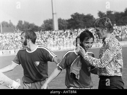 Fußball, Bundesliga, 1971/1972, Niederrhein Stadion, Rot Weiss Oberhausen gegen VfL Bochum 2:3, Bochum Fußballspielern, die Freude an den Sieg, v.l.n.r.: Hans Werner Hartl, Dieter Fern und Heinz-Jürgen Blome in Zivil Stockfoto