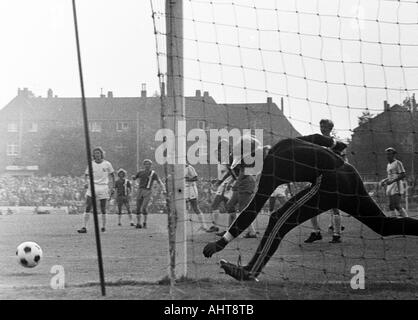 Fußball, Bundesliga, 1971/1972, VfL Bochum gegen Arminia Bielefeld 2:1, Stadion an der Castroper Straße in Bochum, Szene des Spiels, gibt es keine Notwendigkeit für Torhüter Hans Juergen Bradler (Bochum) Stockfoto