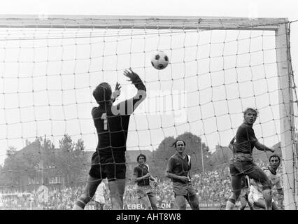 Fußball, Bundesliga, 1971/1972, VfL Bochum gegen Arminia Bielefeld 2:1, Stadion an der Castroper Straße in Bochum, Szene des Spiels, v.l.n.r.: Keeper Dieter Burdenski, Gerd Kasperski, Georg Damjanoff, Horst Wenzel (alle Bielefeld), Werner Balte (Bochum Stockfoto