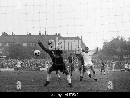 Fußball, Bundesliga, 1971/1972, VfL Bochum gegen Arminia Bielefeld 2:1, Stadion an der Castroper Straße in Bochum, Szene des Spiels, v.l.n.r.: Keeper Dieter Burdenski, Gerd Kasperski, Georg Damjanoff (alle Bielefeld), Werner Balte (Bochum) Stockfoto