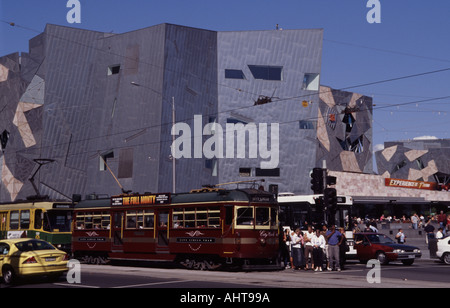 Straßenbahn vor Federation Square Melbourne Stockfoto