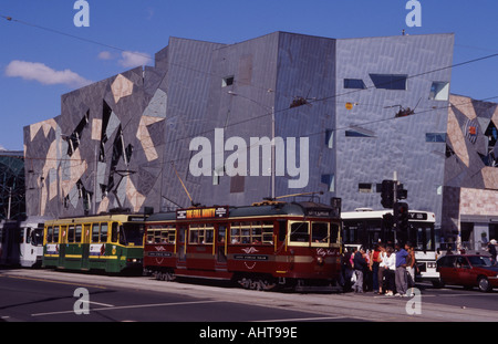 Straßenbahn vor Federation Square Melbourne Stockfoto