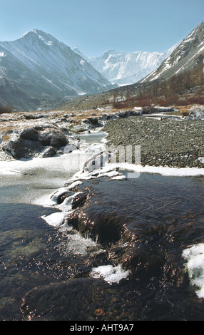 Der Akkem-See bedeckt teilweise mit Eis Altai Russland Stockfoto