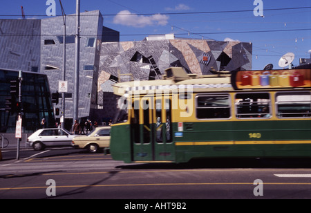 Straßenbahn vor Federation Square Melbourne Stockfoto