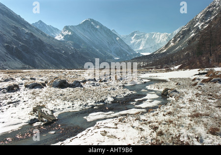 Der Akkem-See bedeckt teilweise mit Eis Altai Russland Stockfoto