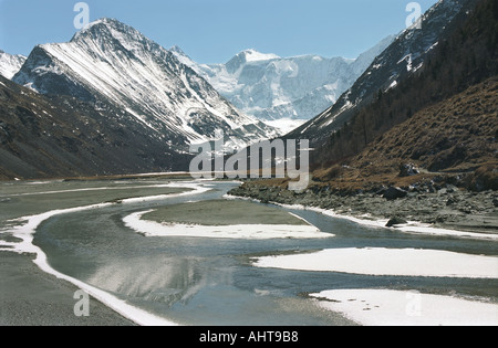 Der Akkem-See bedeckt teilweise mit Eis Altai Russland Stockfoto