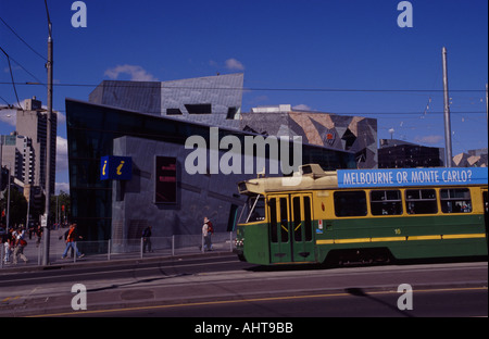 Straßenbahn vor Federation Square Melbourne Stockfoto