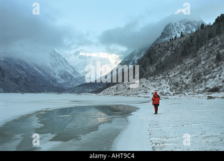 Der Akkem-See bedeckt teilweise mit Eis Altai Russland Stockfoto