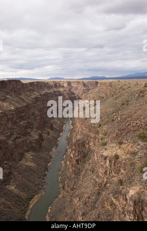 Ein Fluss, die Zerschlagung einer Schlucht Stockfoto