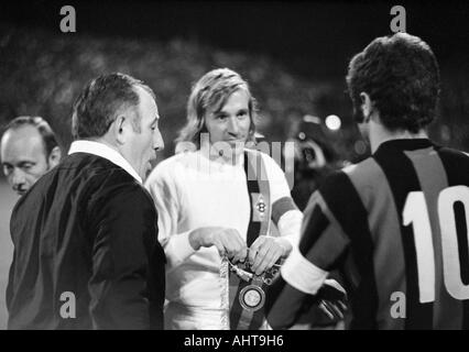 Fußball, Europapokal der Landesmeister 1971/1972, Achter Finale, Hinspiel, Borussia Moenchengladbach gegen Inter Mailand 7:1, Boekelberg Stadion in Mönchengladbach, Platzwahl und willkommen, team-Kapitäne Guenter Netzer (MG, Mitte) und Sandro Mazzola (Mailand, 10), links Ref Stockfoto