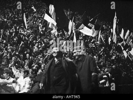 Fußball, Europapokal der Landesmeister 1971/1972, achte Finale, erste Bein, Borussia Moenchengladbach gegen Inter Mailand 7:1, Boekelberg Stadion in Mönchengladbach, Gladbach-Fußball-Fans Freude auf das große Spiel ihrer Mannschaft durch einen Fußball Fans werfen eines e Stockfoto