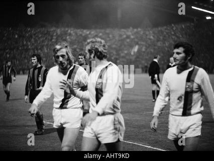 Fußball, Europapokal der Landesmeister 1971/1972, achte Finale Hinspiel, Borussia Moenchengladbach gegen Inter Mailand 7:1, Boekelberg Stadion in Mönchengladbach, Gladbacher Spieler Guenter Netzer, Klaus Dieter Sieloff und Ludwig Mueller (v.l.n.r.) das Spielfeld für verlassen Stockfoto