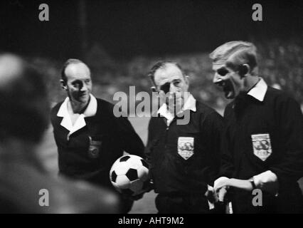 Fußball, Europapokal der Landesmeister 1971/1972, Achter Finale, Hinspiel, Borussia Moenchengladbach gegen Inter Mailand 7:1, Boekelberg Stadion in Mönchengladbach, die Spielleitern mit Schiedsrichter Doorpmans aus den Niederlanden (Mitte) zur Halbzeit und besprechen th Stockfoto