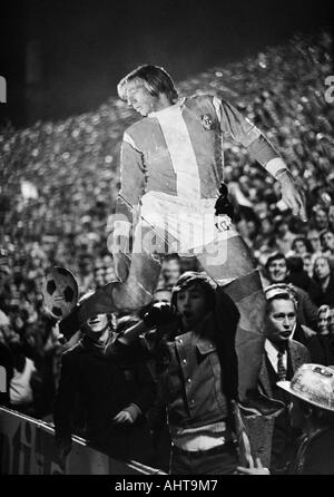 Fußball, Europapokal der Landesmeister 1971/1972, achte Finale, erste Bein, Borussia Moenchengladbach gegen Inter Mailand 7:1, Boekelberg Stadion in Mönchengladbach, Jubel Gladbacher Fans zeigen einen Karton Charakter ihres Idols Guenter Netzer, aufgrund eines Fußball-Fans Stockfoto