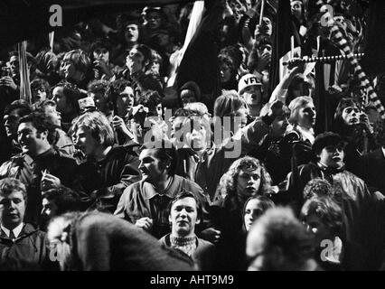 Fußball, Europapokal der Landesmeister 1971/1972, achte Finale, erste Bein, Borussia Moenchengladbach gegen Inter Mailand 7:1, Boekelberg Stadion in Mönchengladbach, Gladbach-Fans Freude auf das große Spiel ihrer Mannschaft durch einen Fußball Fans werfen eine leere Cola Stockfoto