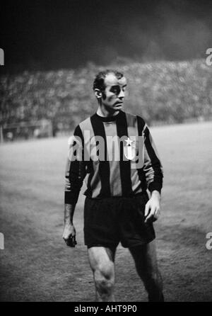 Fußball, Europapokal der Landesmeister 1971/1972, Achter Finale, Hinspiel, Borussia Moenchengladbach gegen Inter Mailand 7:1, Boekelberg Stadion in Mönchengladbach wegen Foul Play-Milan-Spieler Mario Corso wird von Schiedsrichter Doorpmans aus den Niederlanden (abschicken Stockfoto