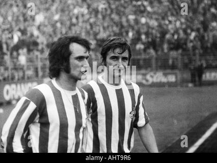 Fußball, Bundesliga, 1971/1972, VfL Bochum gegen 1. FC Köln 1:5, Stadion an der Castroper Straße in Bochum, Fußballspieler, verließ Wolfgang Overath, rechts Hannes Loehr (beide Köln) Stockfoto