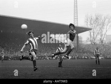 Fußball, Bundesliga, 1971/1972, FC Schalke 04 vs. 1. FC Kaiserslautern 3:0, Stadion Glueckaufkampfbahn in Gelsenkirchen, Szene des Spiels, Kopfball von Klaus Fischer (S04) rechts, links Ernst Diehl (FCK) Stockfoto