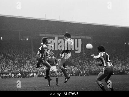 Fußball, Bundesliga, 1971/1972, FC Schalke 04 vs. 1. FC Kaiserslautern 3:0, Stadion Glueckaufkampfbahn in Gelsenkirchen, Szene des Spiels, v.l.n.r.: Ernst Diehl (FCK), Klaus Scheer, Klaus Fischer (beide S04), Günther Rademacher (FCK) Stockfoto