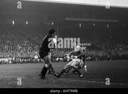 Fußball, Bundesliga, 1971/1972, FC Schalke 04 vs. 1. FC Kaiserslautern 3:0, Stadion Glueckaufkampfbahn in Gelsenkirchen, Szene des Spiels, ist Klaus Fischer (S04) direkt zu spät gegen Torwart Josef Elting (FCK) Stockfoto