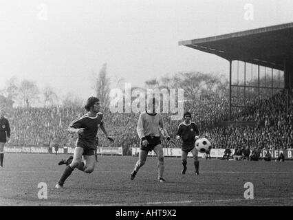 Fußball, Bundesliga, 1971/1972, VfL Bochum vs. Borussia Dortmund 4:2, Stadion an der Castroper Straße in Bochum, Szene des Spiels, v.l.n.r.: Hans Walitza (Bochum), Theodor Rielaender (BVB), Dieter Fern (Bochum) Stockfoto