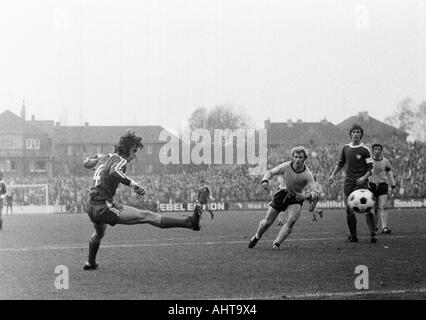 Fußball, Bundesliga, 1971/1972, VfL Bochum vs. Borussia Dortmund 4:2, Stadion an der Castroper Straße in Bochum, Szene des Spiels, v.l.n.r.: Dieter Fern (Bochum), Reinhold Mathes (BVB), Hans Walitza (Bochum), Jürgen Schütz (BVB) Stockfoto