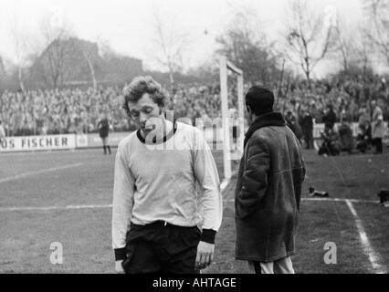 Fußball, Bundesliga, 1971/1972, VfL Bochum vs. Borussia Dortmund 4:2, Stadion an der Castroper Straße in Bochum, Fußballspieler wurde abgeschickt, Platzverweis, Siegfried Koestler (BVB) Stockfoto