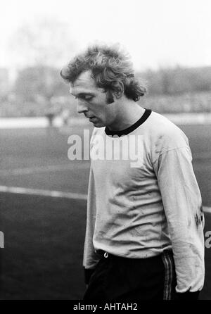 Fußball, Bundesliga, 1971/1972, VfL Bochum vs. Borussia Dortmund 4:2, Stadion an der Castroper Straße in Bochum, Fußballspieler wurde abgeschickt, Platzverweis, Siegfried Koestler (BVB) Stockfoto