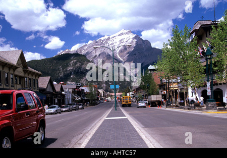 BANFF Alberta Kanada Juni Banff Hauptstraße mit Blick auf Cascade Mountain Stockfoto