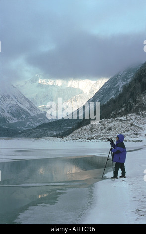 Fotograf nimmt Bild des Akkem Sees teilweise bedeckt mit Eis der Katun Bereich Altai Russland Stockfoto