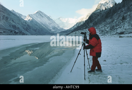 Fotograf nimmt Bild des Akkem Sees teilweise bedeckt mit Eis der Katun Bereich Altai Russland Stockfoto