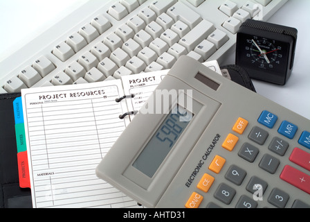 Computer-Tastatur mit Taschenrechner Filofax und Uhr Stockfoto