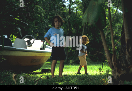 Tortuguero Dorf COSTA RICA August zwei junge Kinder Leben im Nationalpark, die nur mit dem Boot besucht werden können Stockfoto