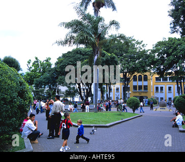 SAN JOSE COSTA RICA August Einheimische zum Entspannen in den Parque de Merched Stockfoto