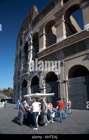 Touristen zu untersuchen Elemente auf einem Tourist Souvenir stand außerhalb der Colosseum Rom Latium-Italien Stockfoto