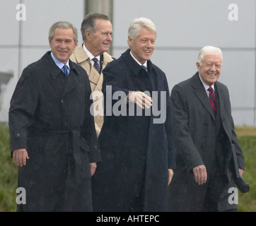 Ehemalige U S Präsident Bill Clinton Wellen von der Bühne, begleitet von Präsident George w. Bush ehemaligen Präsidenten Jimmy Carter Stockfoto