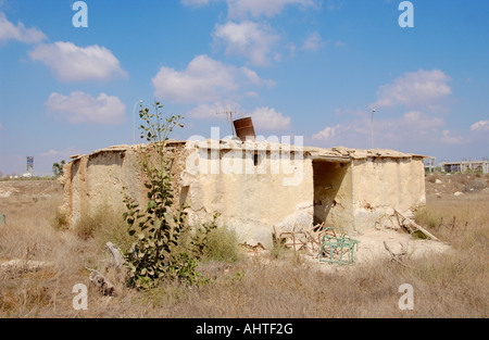 Verfallene traditionelles Bauernhaus auf Ackerland in der Nähe von Ayia Napa auf der Mittelmeer Insel Zypern EU warten Entwicklung Stockfoto