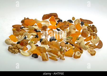 AAD91586 noch Leben Tischplatte gemischte Trockenfrüchte Muttern gesunden nahrhaften Snack gesalzen geröstet Frittiergut Stockfoto