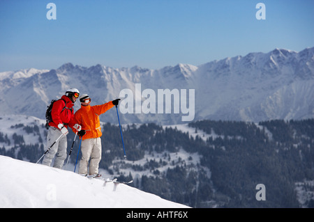 Österreich, Saalbach, zwei männliche Skifahrer am Berghang, ein Hinweis Stockfoto