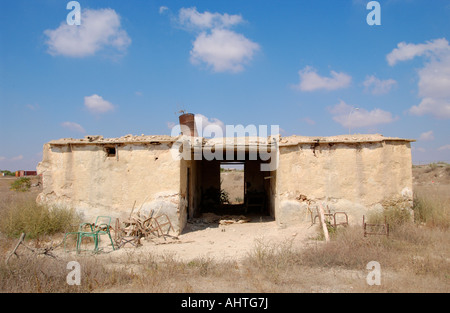 Verfallene traditionelles Bauernhaus auf Ackerland in der Nähe von Ayia Napa auf der Mittelmeer Insel Zypern EU warten Entwicklung Stockfoto