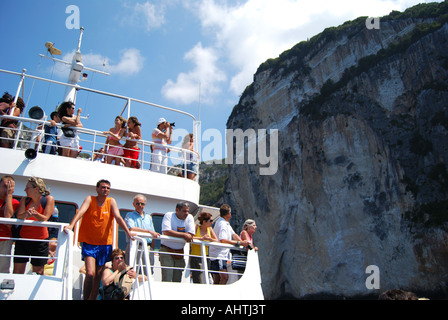 Sightseeing-Boot in Blue Caves, Paxos, Ionische Inseln, Griechenland Stockfoto