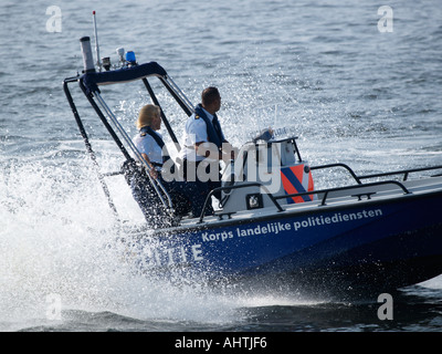 High-Speed-Boot von der niederländischen Wasserschutzpolizei mit 2 Offiziere an Bord eines männlichen eine weibliche Amsterdam Niederlande Stockfoto