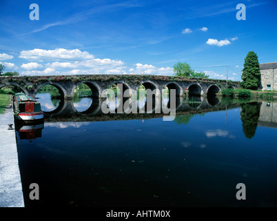 neun gewölbten Straßenbrücke über die ruhigen Gewässer von einem irischen Fluss Stockfoto