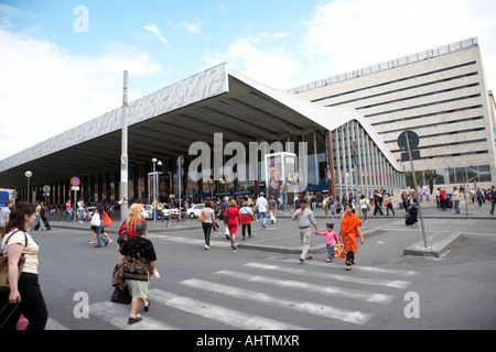 Fußgängerüberweg außerhalb von Roma Termini wichtigsten Bus- und Bahnhof Lazio Rom Italien Stockfoto