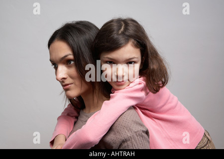 Tochter (5-7) umarmt Mutter, Nahaufnahme Stockfoto