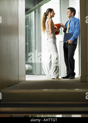 Eine Frau, Gespräch mit einem Mann in einem Flur Stockfoto