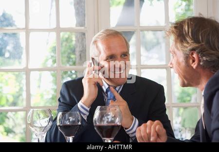 Zwei Geschäftsleute mit Mittagessen Stockfoto