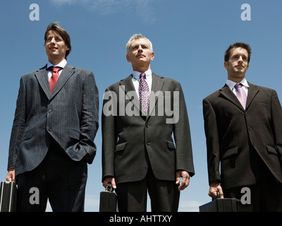 Drei Geschäftsleute stehen nebeneinander. Stockfoto